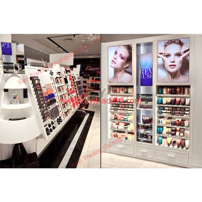 Salón de exposiciones de perfumes de lujo con iluminación LED