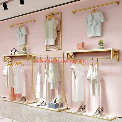 Estante de exhibición personalizado de ropa dorada para tienda minorista para vestido de camiseta