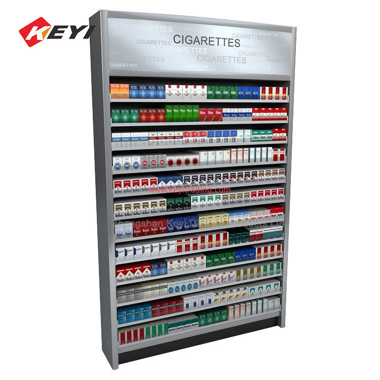 Display de cigarrillos en el piso de la tienda de conveniencia